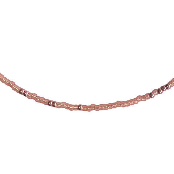Kort zachtroze kettinkje gecombineerd met metallic roze miyuki rocailles kralen 8/0. Het verlengslotje zorgt altijd voor de juiste lengte.
