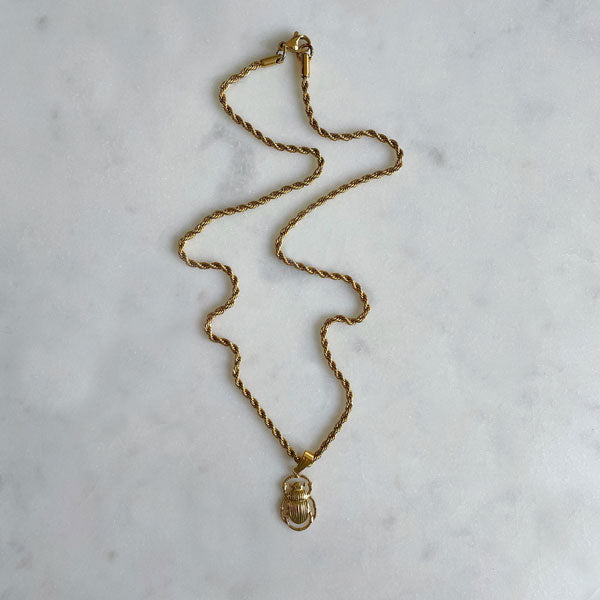 Een ideale basic voor jouw sieraden collectie! Deze gouden ketting met een scarabee combineer je mooi met een parelketting, gekleurde kralenkettingen of draag hem solo.