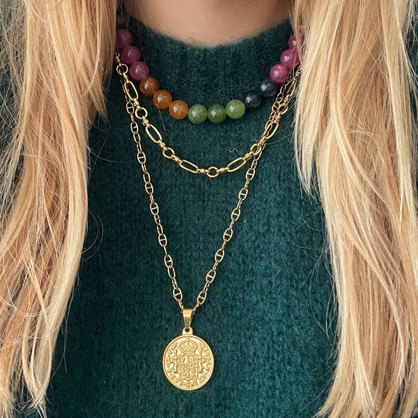 Deze ketting met grote ronde jade kralen in warme tinten is een ideale basis voor jouw sieradencollectie.