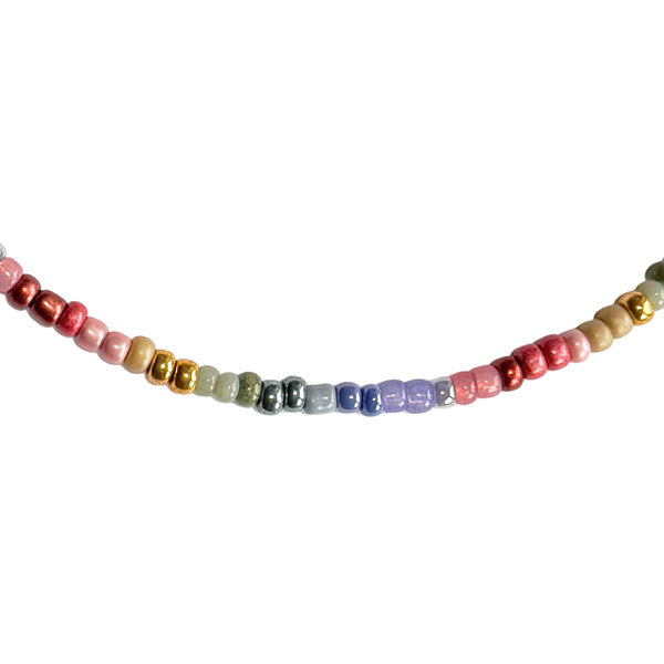 Ketting geregen met rocailles in funky rainbow pastel kleuren. Een ketting die je makkelijk combineert met een gouden kapittelslot.