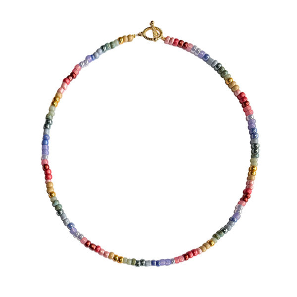 Ketting geregen met rocailles in funky rainbow pastel kleuren. Een ketting die je makkelijk combineert met een gouden kapittelslot.