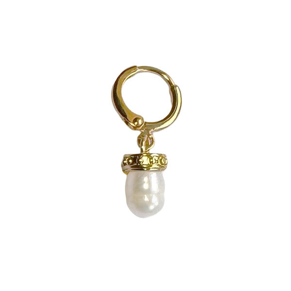 Gouden one piece oorbel met een kleine witte zoetwaterparel.