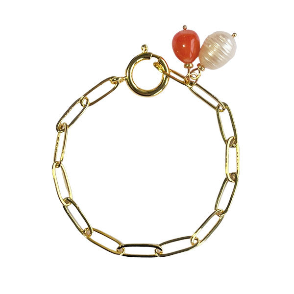 gouden schakelarmband met een witte zoetwaterparel en een oranje edelsteen aan de sluiting