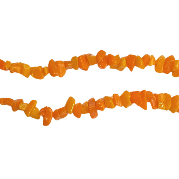 Streng van onregelmatige oranje chipskralen van glas. Met dit snoer krijg je een mooi effect. Zelf sieraden maken wordt nu nog leuker! Lengte 39 cm.