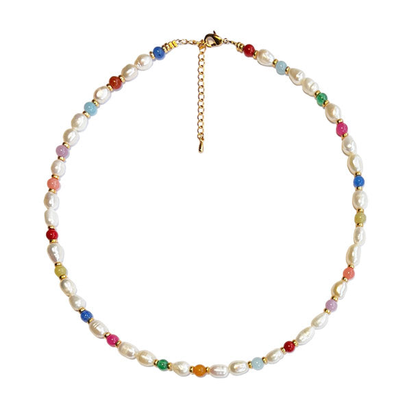 Classic en stoer, deze ketting van witte zoetwaterparels met verschillende kleuren edelsteentjes. De parels zijn irregular.