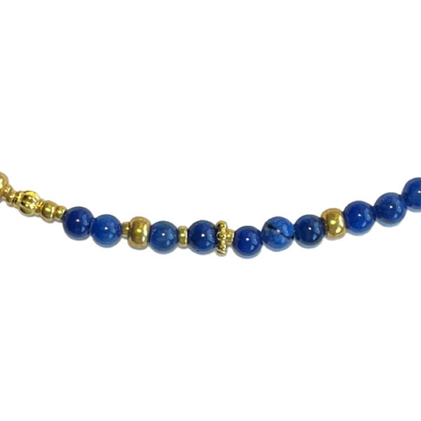 Deze ketting is geregen met blauwe dyed jade kralen en gouden spacers.