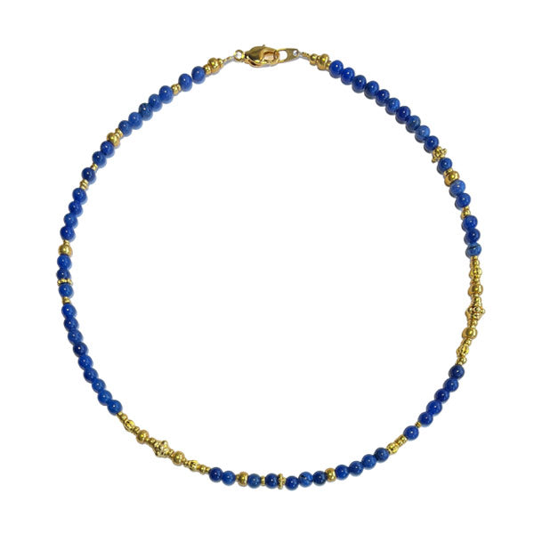 Deze ketting is geregen met blauwe dyed jade kralen en gouden spacers.