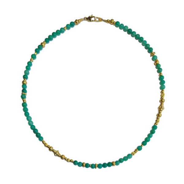 Deze ketting is geregen met groene dyed jade kralen en gouden spacers.