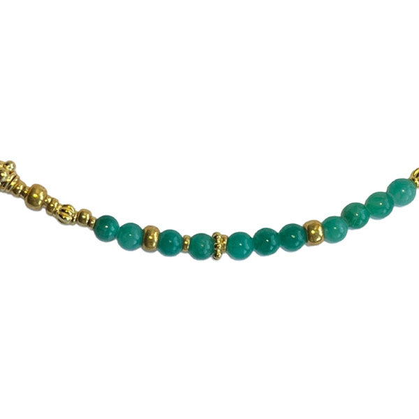 Deze ketting is geregen met groene dyed jade kralen en gouden spacers.