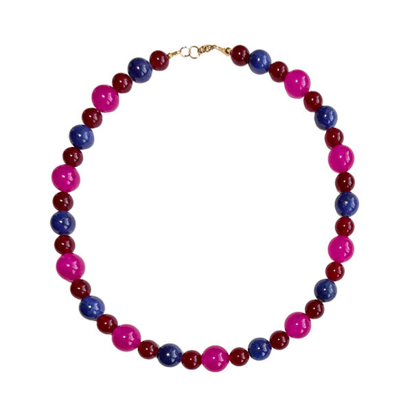  Deze ketting met grote ronde burgundy, roze en blauwe kralen is de trend van dit moment. The bigger the better.