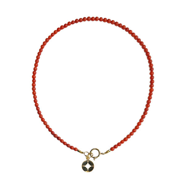 rood oranje korte beadies ketting van bamboekoraal met een gouden boeislot. Aan de sluiting hangt een gouden kompas.