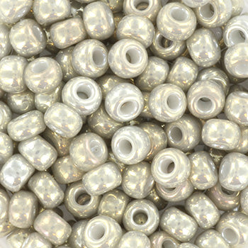 Zelf sieraden maken wordt nog leuker met deze Oranje AB silverlined Miyuki Rocailles 6/0 kralen. In zakjes van 10 gram, meer dan 70 kleuren.