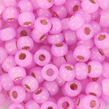 Miyuki rocailles 6/0 kralen in de kleur roze silverlined pink ab. Zelf sieraden maken wordt nu nog mooier en leuker met deze zakjes kralen.