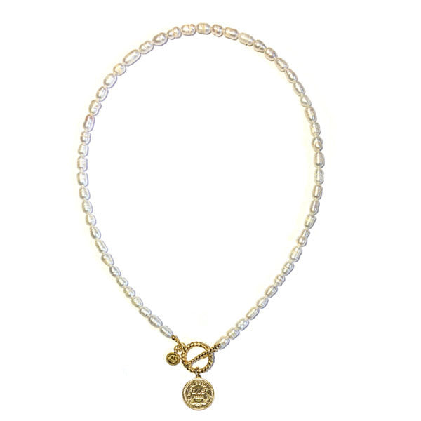 korte witte parelketting met een gouden kapittelsluiting. Aan de sluiting hangt een gouden munt. De parels zijn zoetwaterparel en irregular. De lengte is circa 47 centimeter.