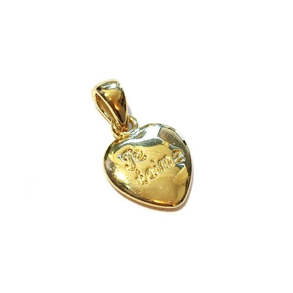 klein gouden bedeltje voor aan een ketting in de vorm van een hart. Met de tekst je t'aime