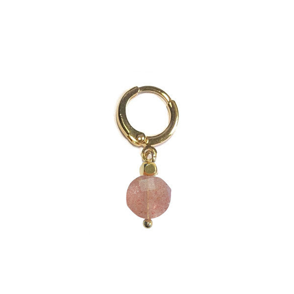 one piece oorbel met half edelsteen ruby quartz aan een gouden oorring van 10 mm