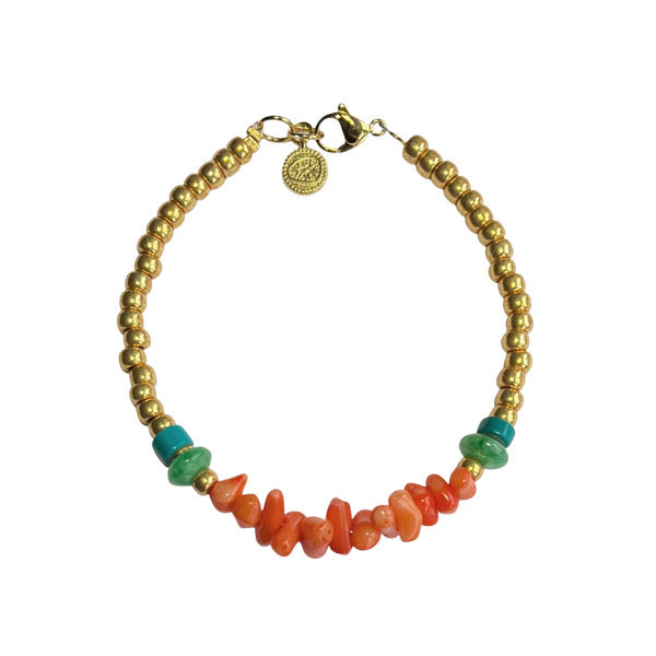 een pols met kleurrijke kralenarmbanden geregen met parels en oranje bamboekoraal kralen