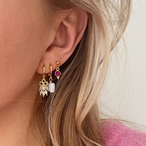 een setje van 3 gouden oorbellen met een klein uiltje, chalcedon en een roze edelsteen