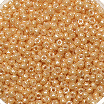 Miyuki Rocailles 11/0 ceylon caramel beige. Kleine ronde borduurkralen van glas.