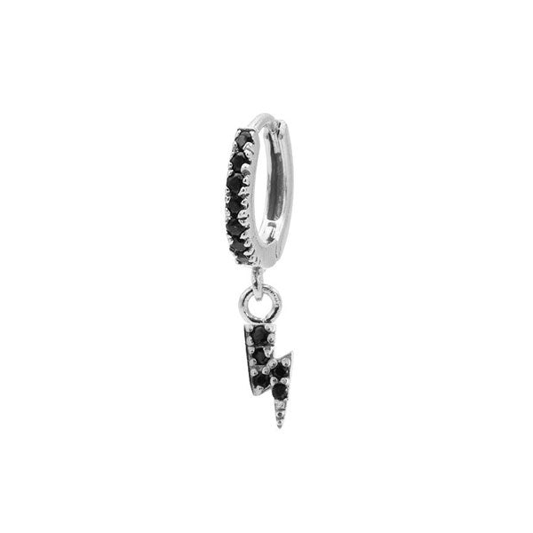 zilveren oorring met een kleine bliksem er aan met zwarte zirconia steentjes.